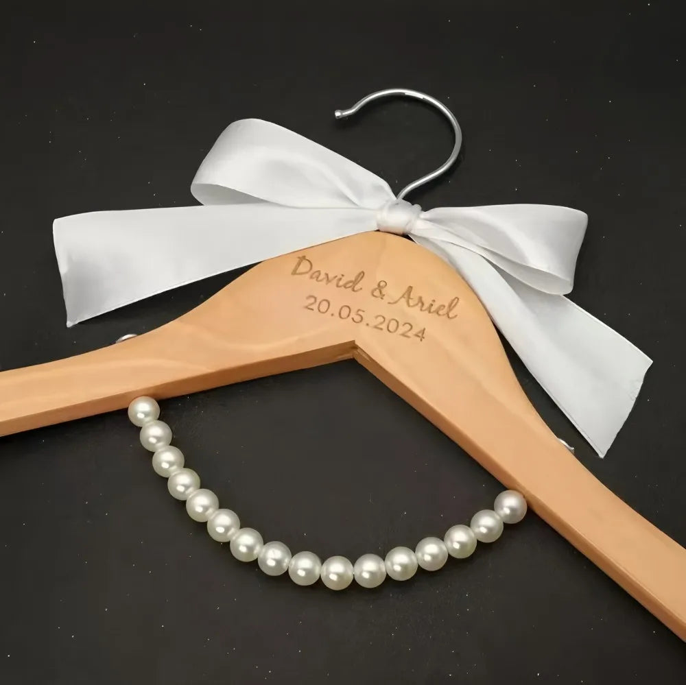 Cintre de mariée personnalisé en bois gravé