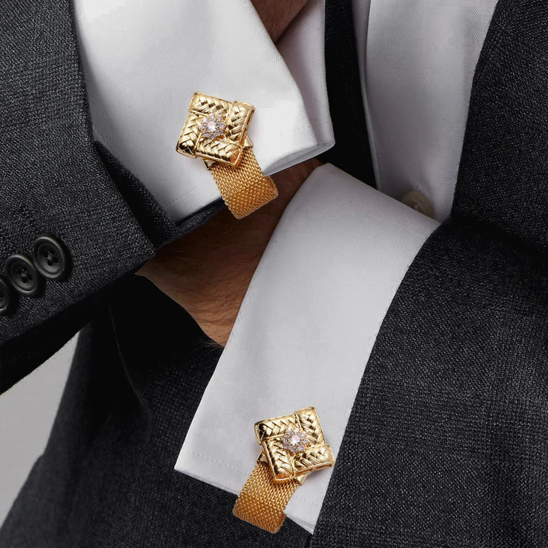 Boutons de manchette dorés posés sur une chemise blanche de marié