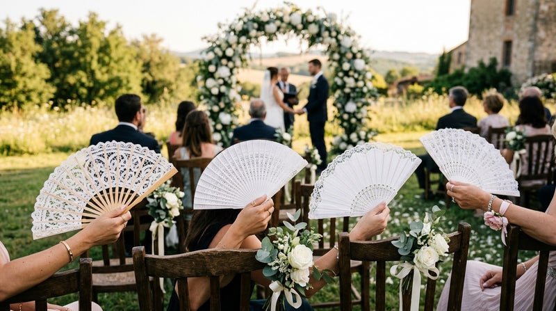 Invitées tenant des éventails blancs en dentelle et en papier pendant une cérémonie de mariage champêtre en été