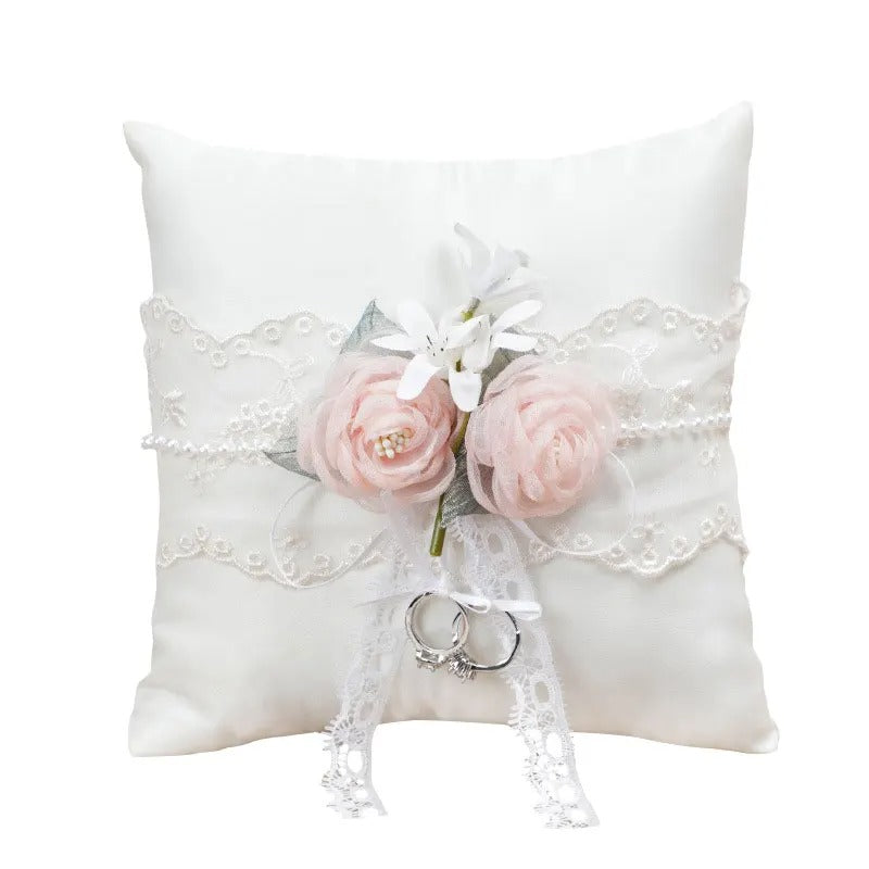 Coussin d'alliance champêtre, chic et romantique : comparatif des trois styles