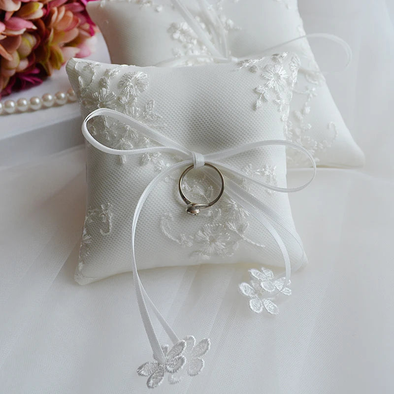 Coussin d'Alliance Dentelle et Broderie