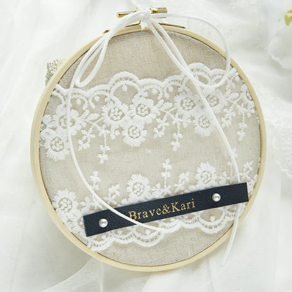 Coussin alliance monogramme doré tulle — Bleu nuit