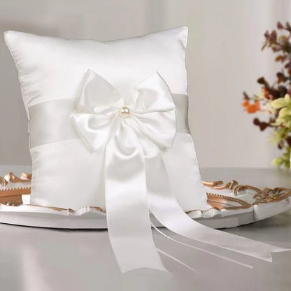 Coussin alliances satin blanc et panier — vue 4