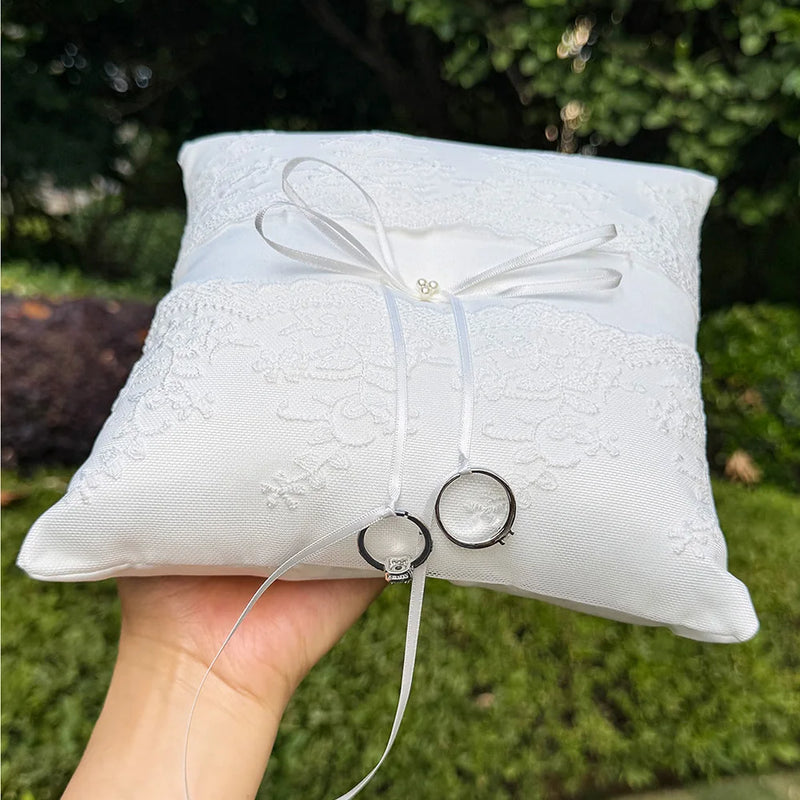 Coussin alliance dentelle florale nœud perlé — vue 3