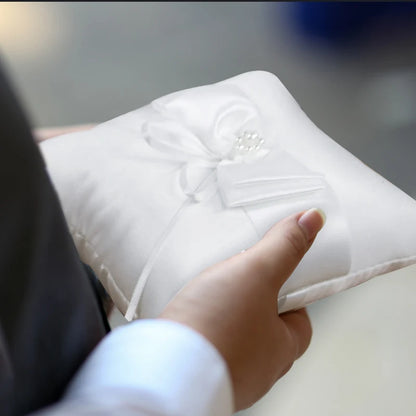 Coussin d'alliance dentelle blanche et nœud satin