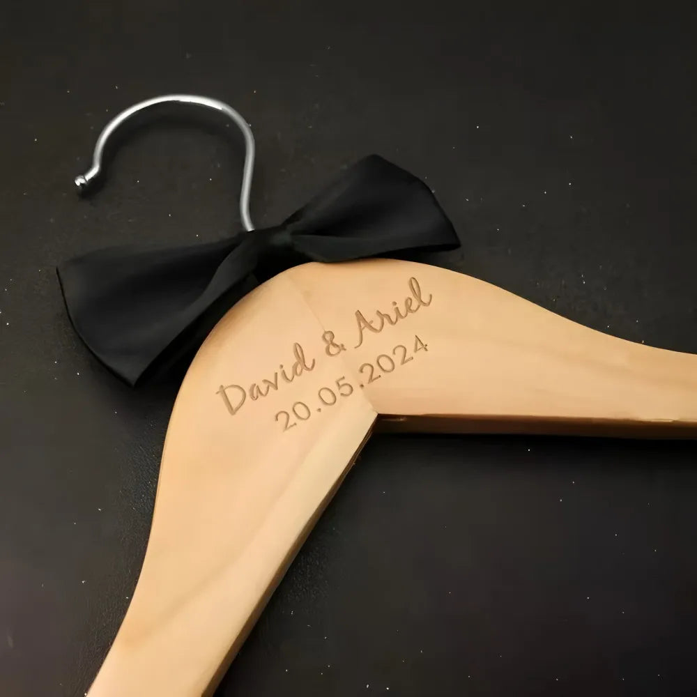 Cintre de mariée personnalisé en bois gravé