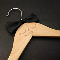 Cintre de mariée personnalisé en bois gravé — Cintre du marié, nœud noir