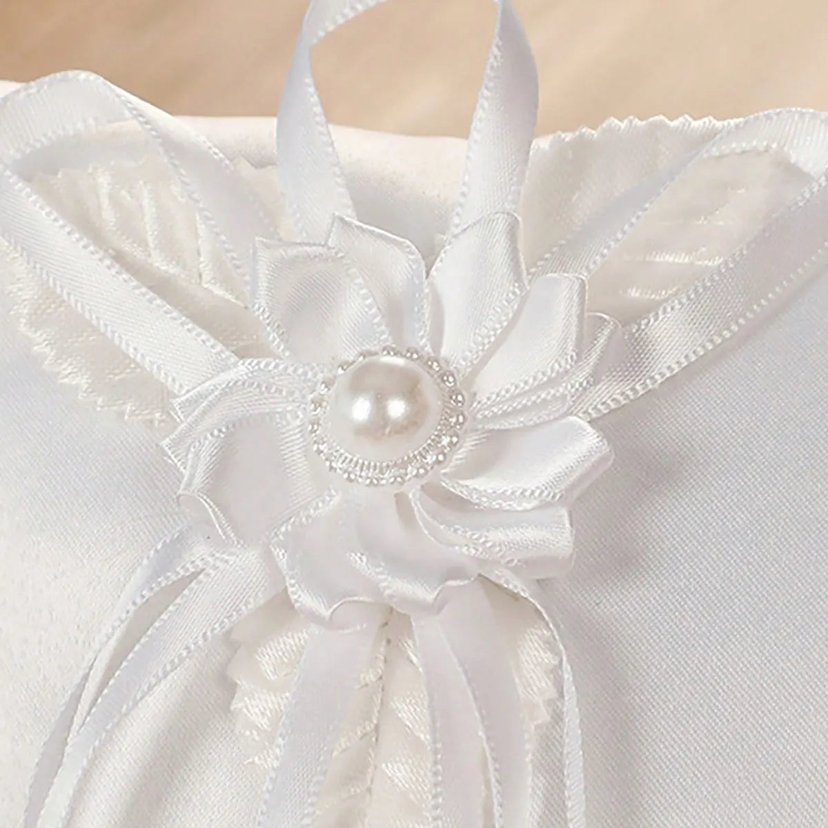 Coussin alliances blanc fleurs de camélia — vue 5