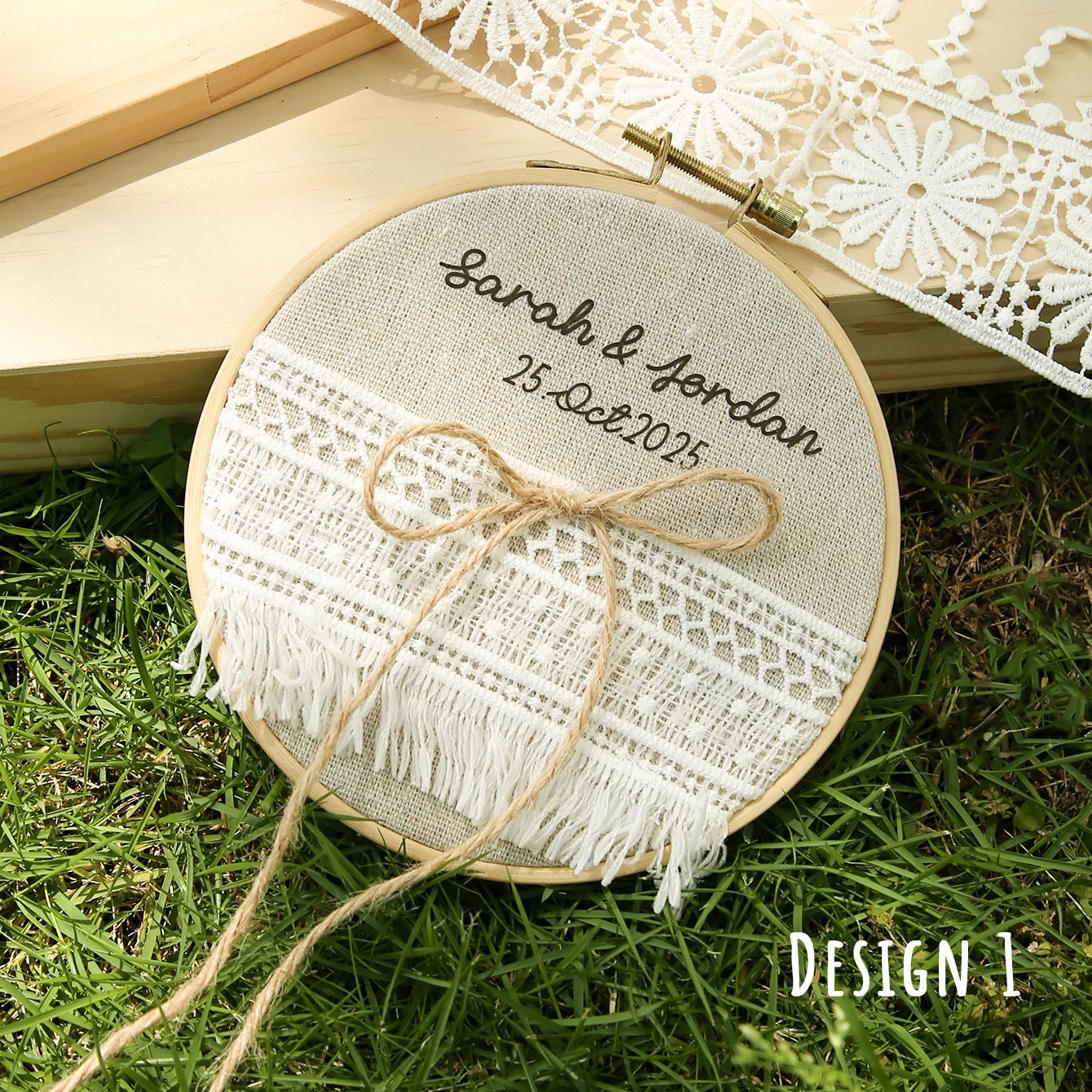 Porte alliance fleuri dentelle et pompons