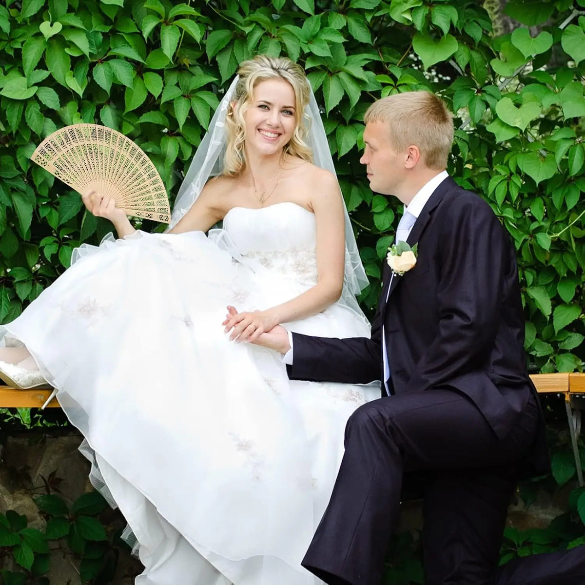 Éventail mariage bois ajouré invités