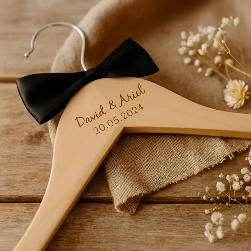 Cintre en Bois Personnalisé Mariage