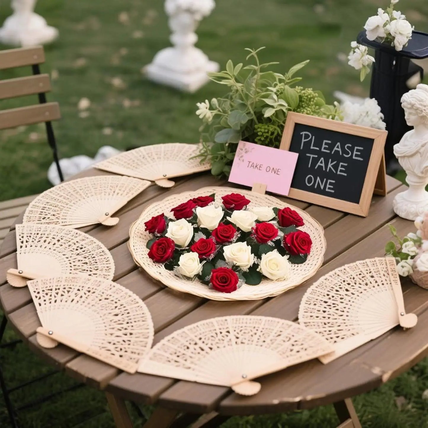 Éventail mariage bois ajouré invités