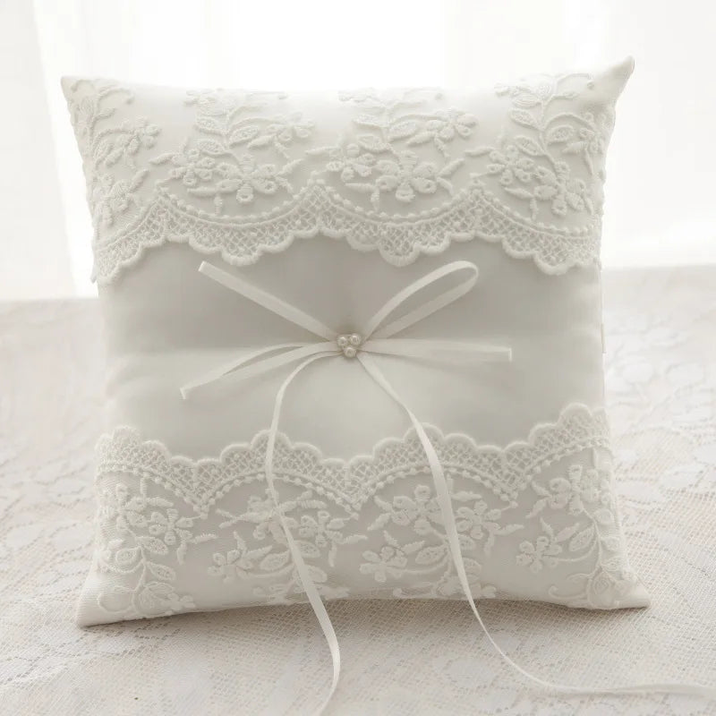 Coussin alliances dentelle et rubans satin