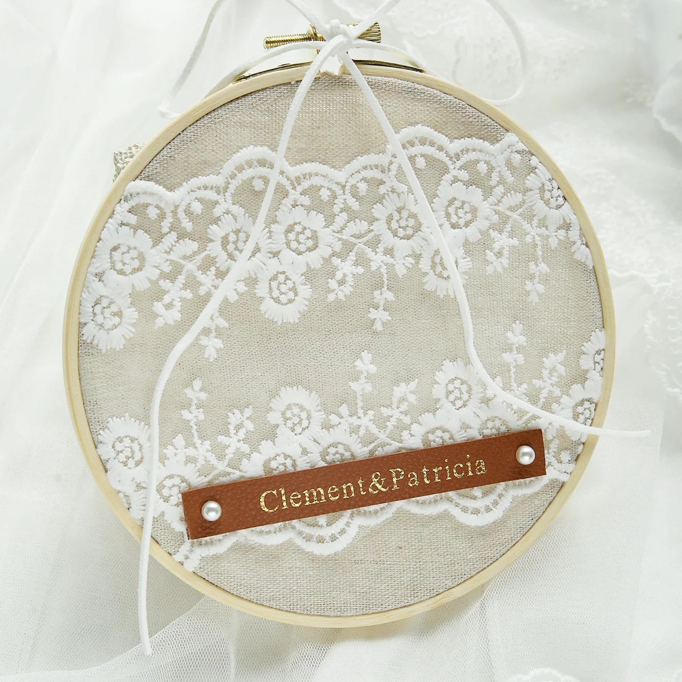 Coussin alliance monogramme doré tulle