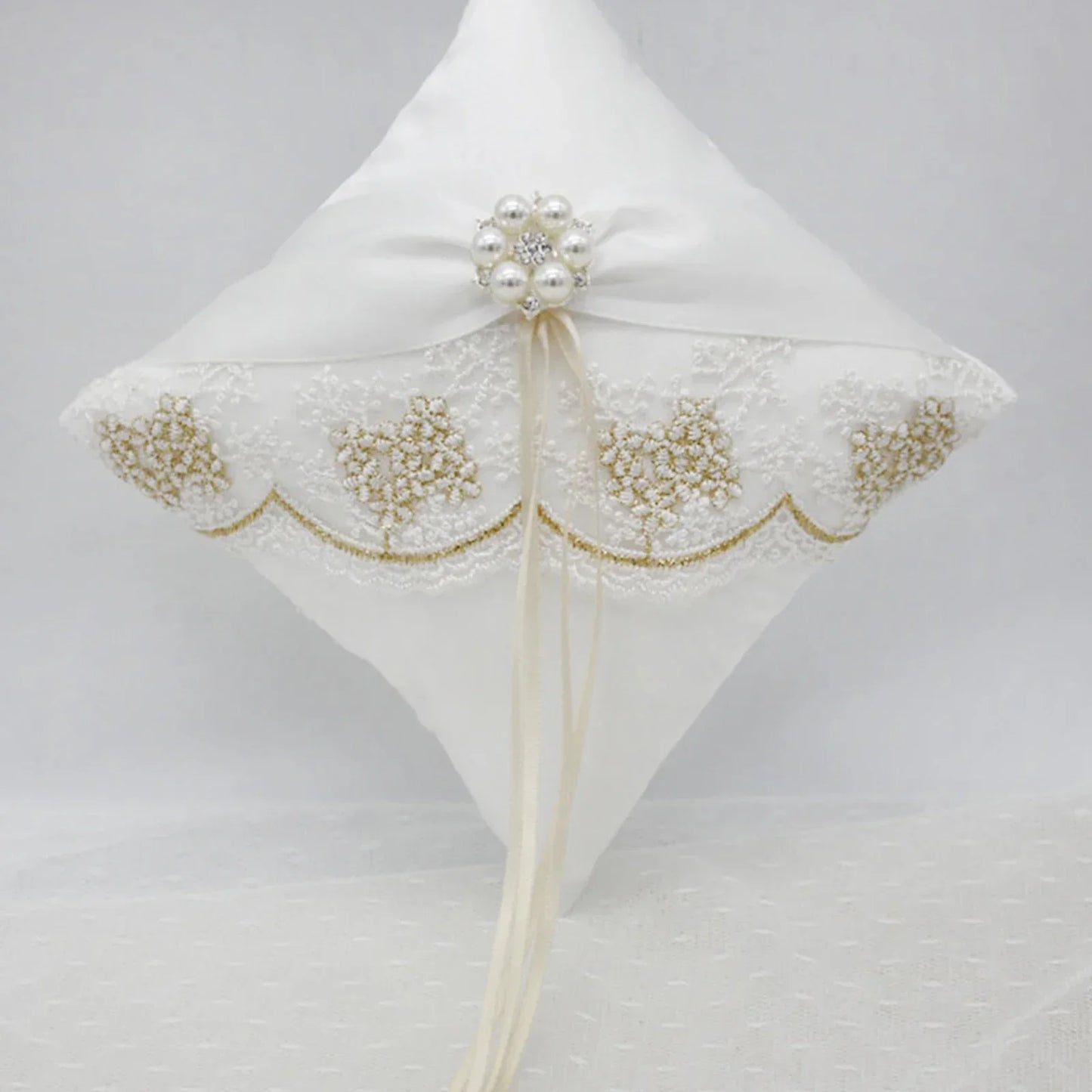 Coussin alliance perles et ruban