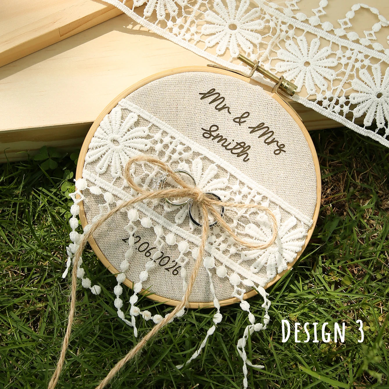 Porte alliance fleuri dentelle et pompons