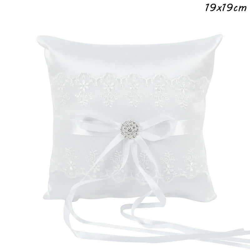 Coussin d'alliance dentelle blanche et nœud satin
