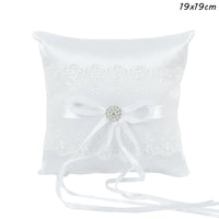 Coussin d'alliance dentelle blanche et nœud satin — 19 x 19 cm, dentelle et broche ronde