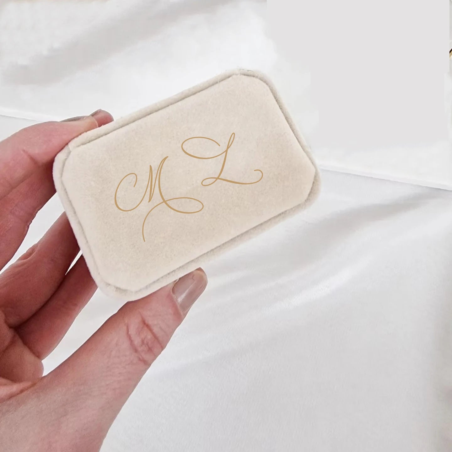 Boîte alliance velours monogramme beige