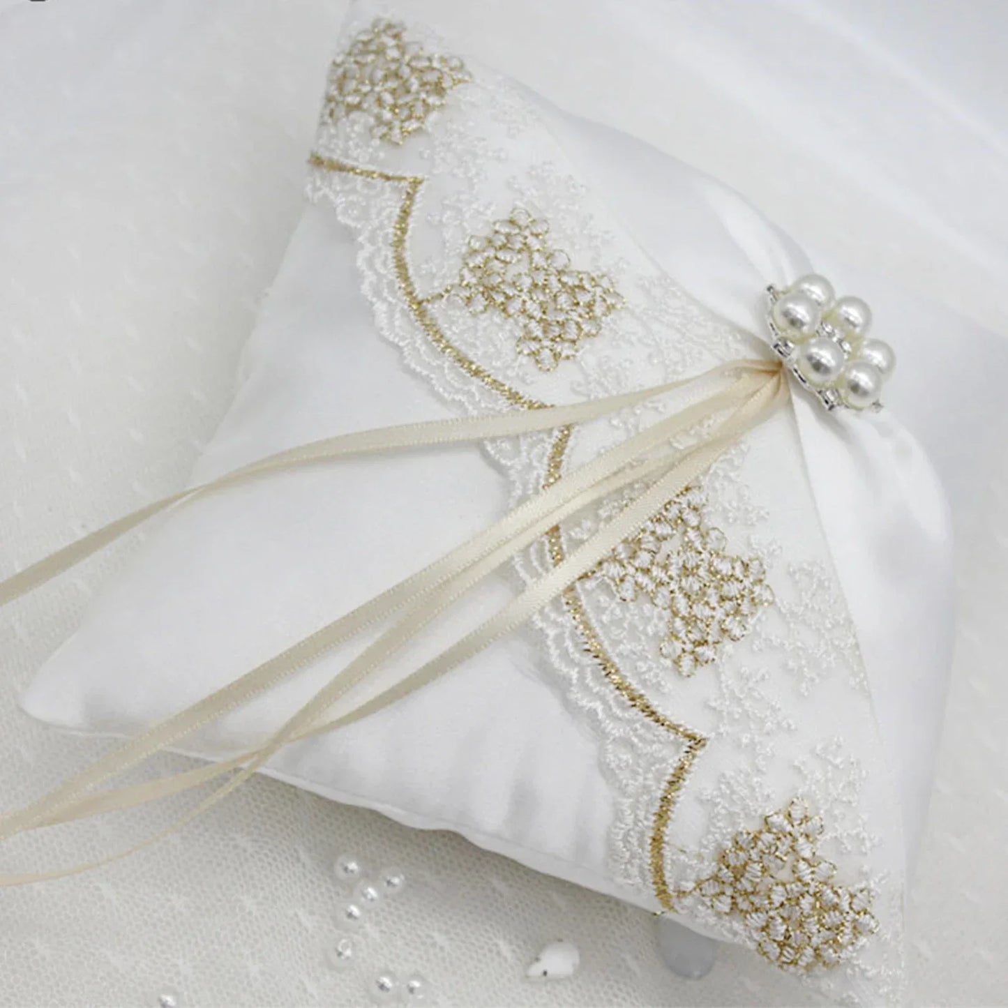 Coussin alliance perles et ruban