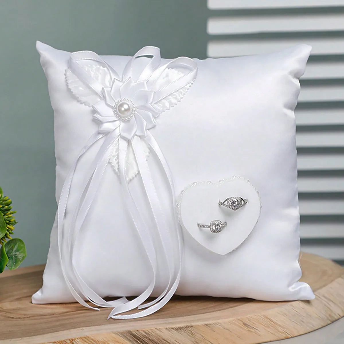 Coussin alliances blanc fleurs de camélia