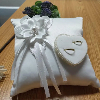 Coussin d'alliance mariage satin blanc cœur perlé