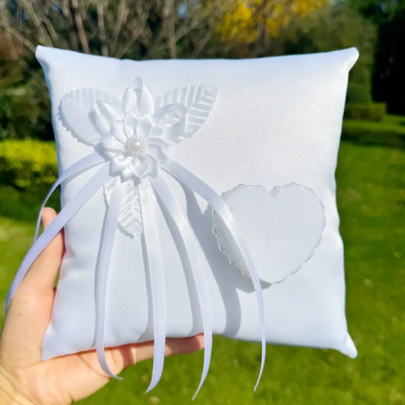 Coussin alliance satin blanc écrin cœur — vue 6