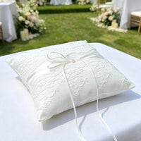 Coussin alliance dentelle florale nœud perlé — vue 2