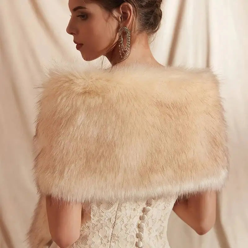Étole mariée longue en fausse fourrure