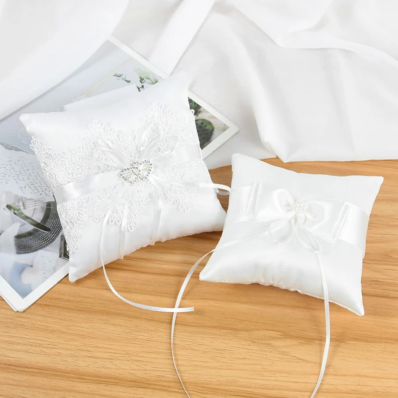 Coussin d'alliance dentelle blanche et nœud satin