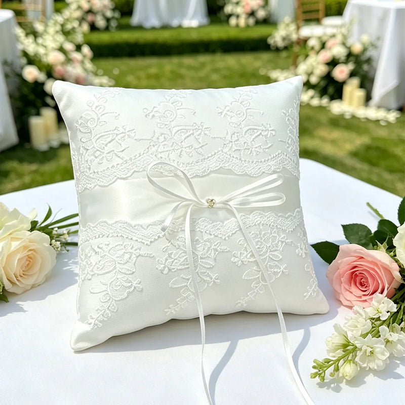 Coussin alliance dentelle florale nœud perlé