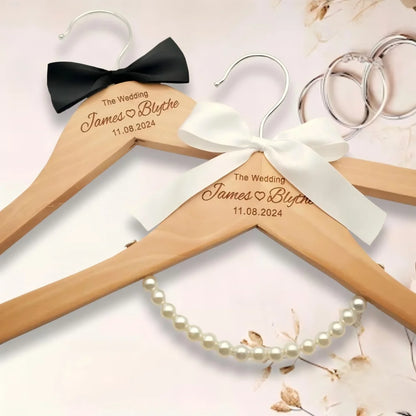 Cintre de mariée personnalisé en bois gravé