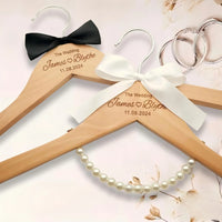 Cintre de mariée personnalisé en bois gravé — Duo mariée et marié