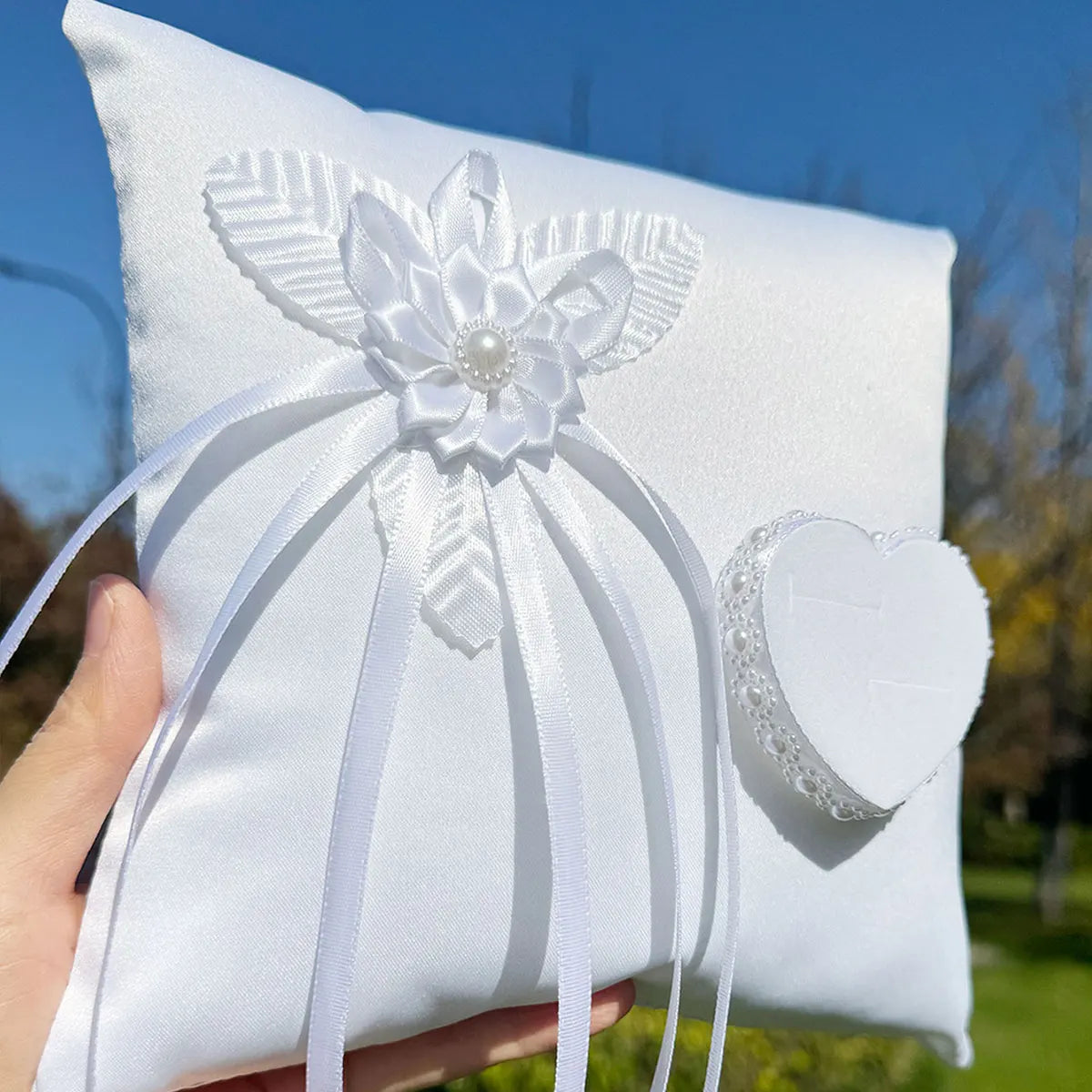 Coussin alliances blanc fleurs de camélia — vue 3