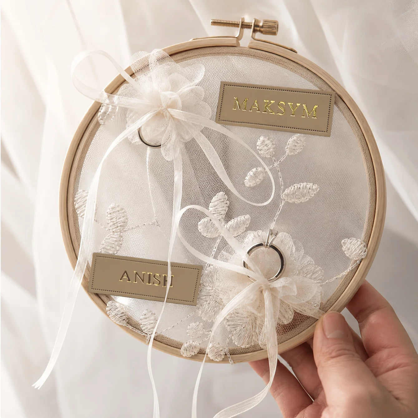 Coussin alliance rond dentelle et tulle