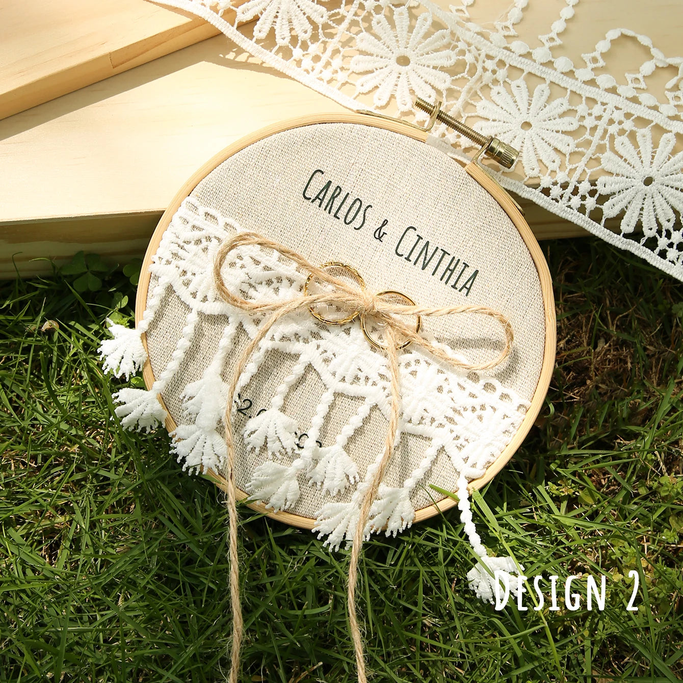 Porte alliance fleuri dentelle et pompons
