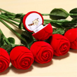 Boîte bague rose velours rouge