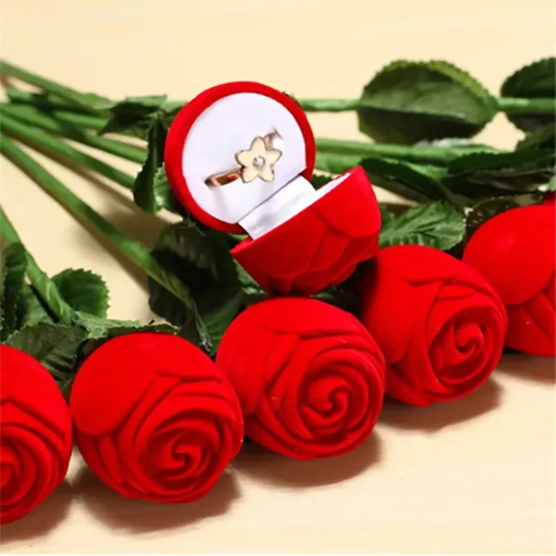 Boîte bague rose velours rouge