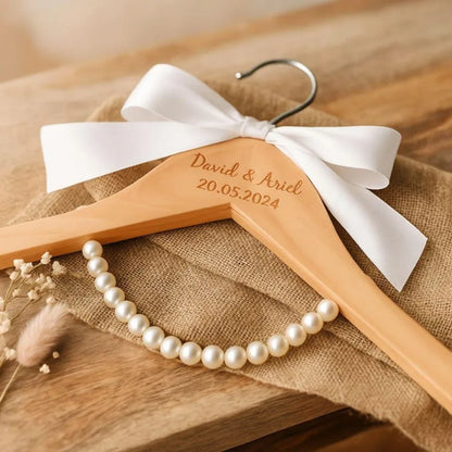 Cintre en Bois Personnalisé Mariage