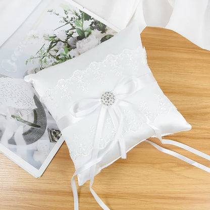 Coussin d'alliance dentelle blanche et nœud satin