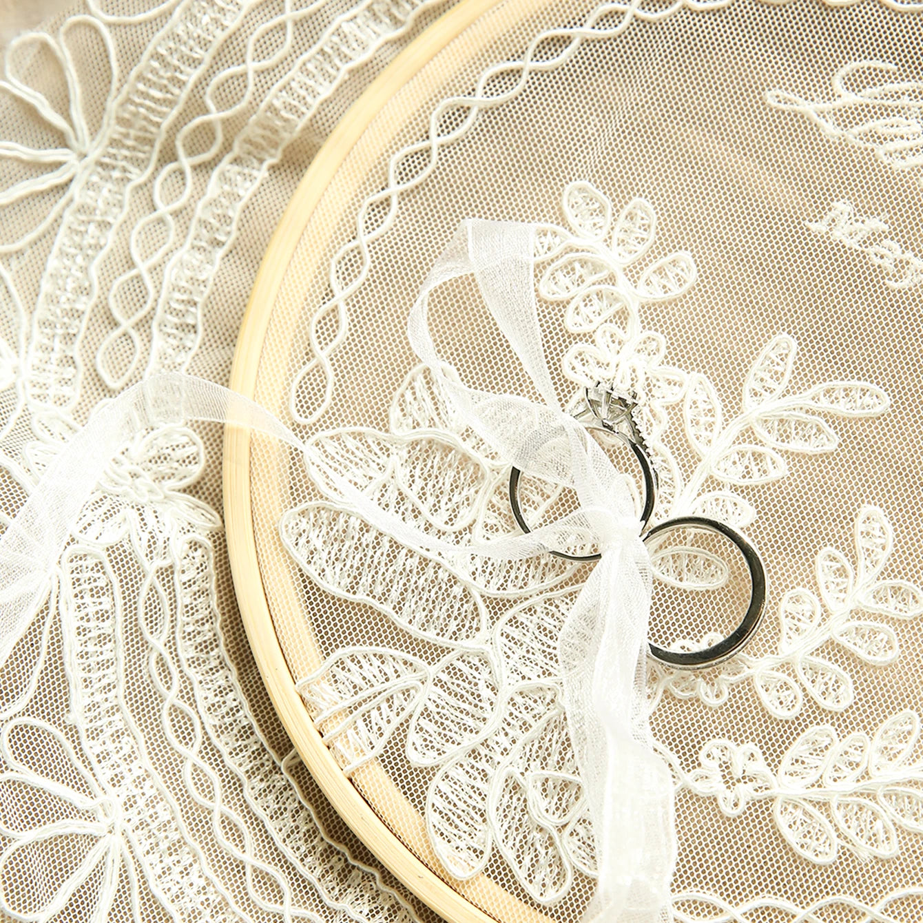 Porte alliance dentelle brodée personnalisée