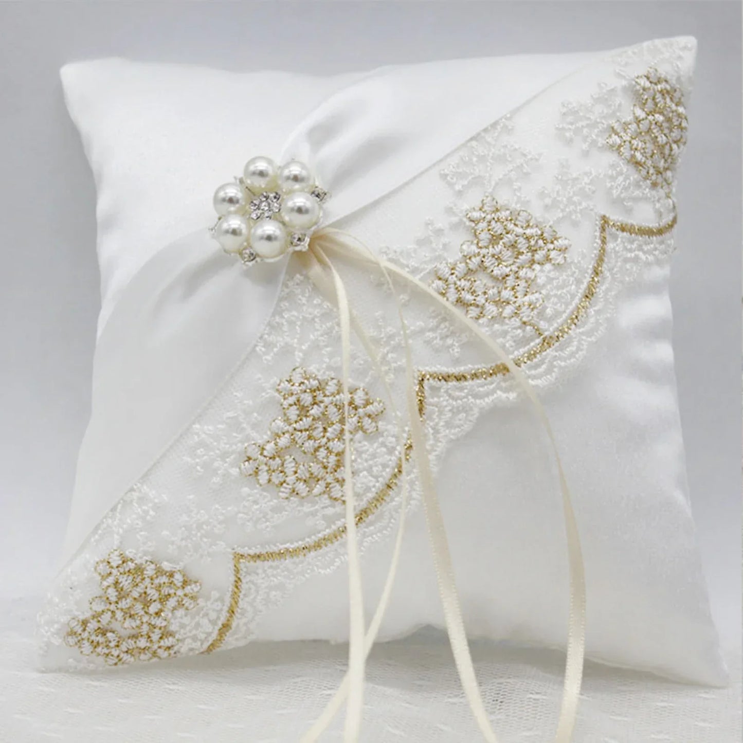 Coussin alliance perles et ruban