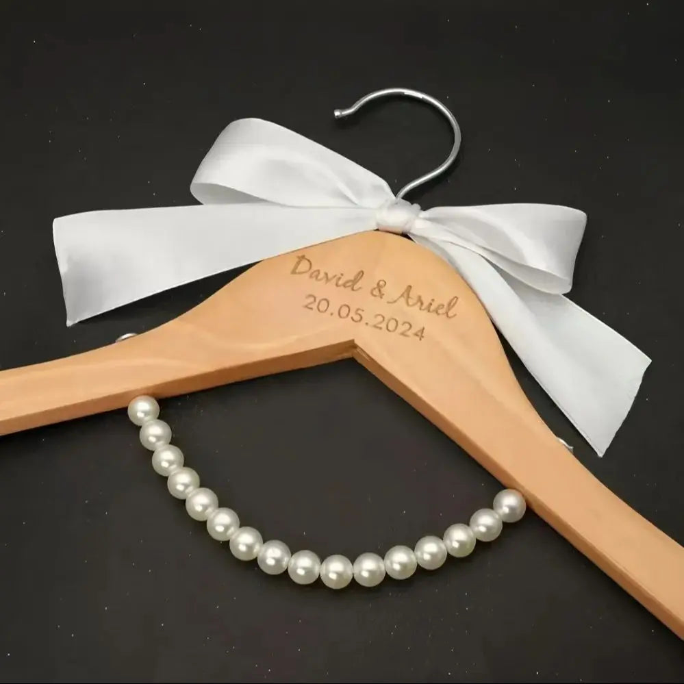 Cintre de mariée personnalisé en bois gravé