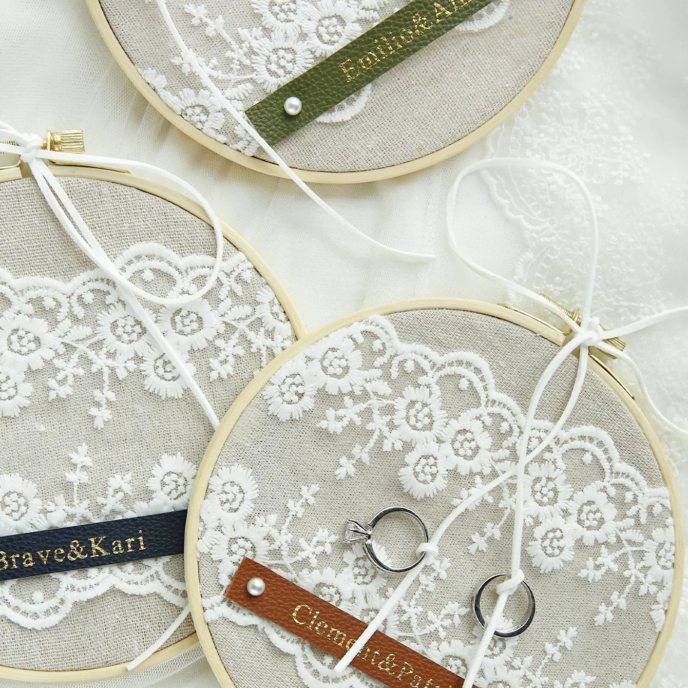 Coussin alliance monogramme doré tulle
