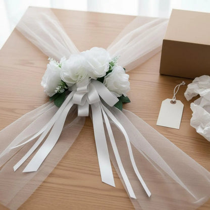 Décoration voiture mariage fleurs blanches