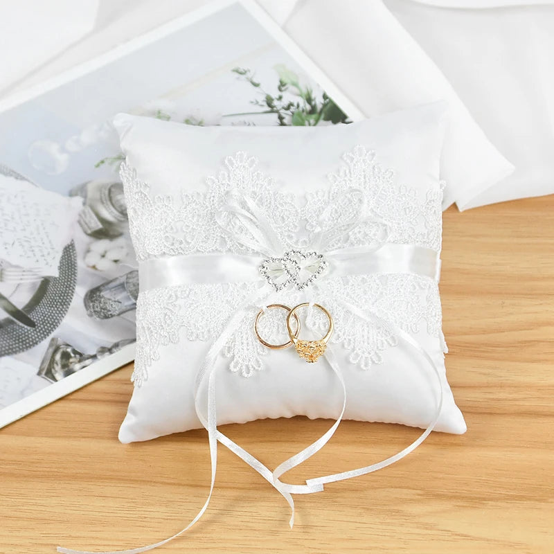 Coussin d'alliance dentelle blanche et nœud satin