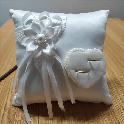 Coussin d'alliance mariage satin blanc cœur perlé
