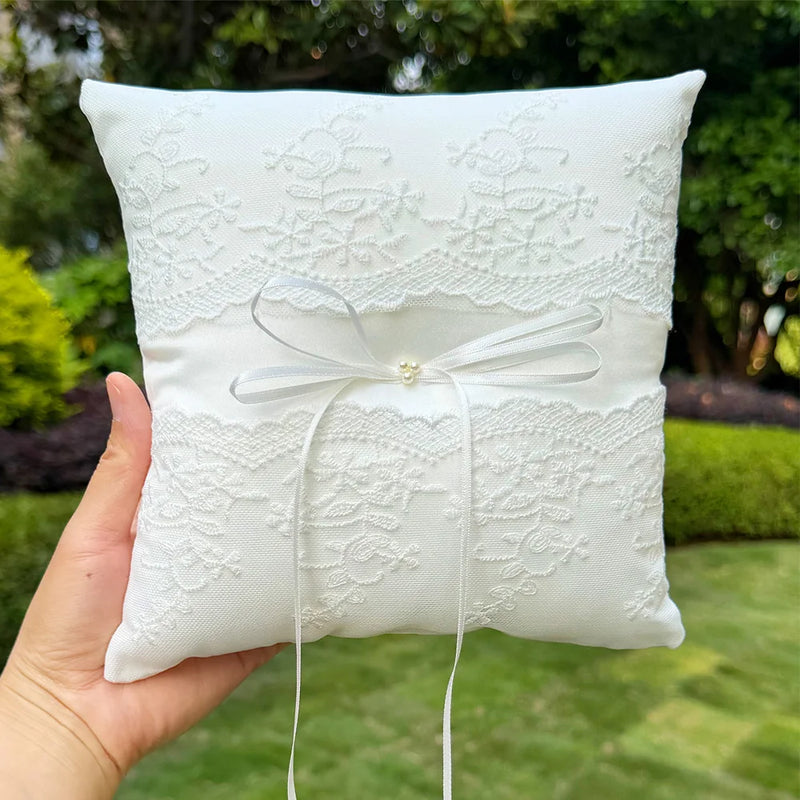 Coussin alliance dentelle florale nœud perlé — vue 6