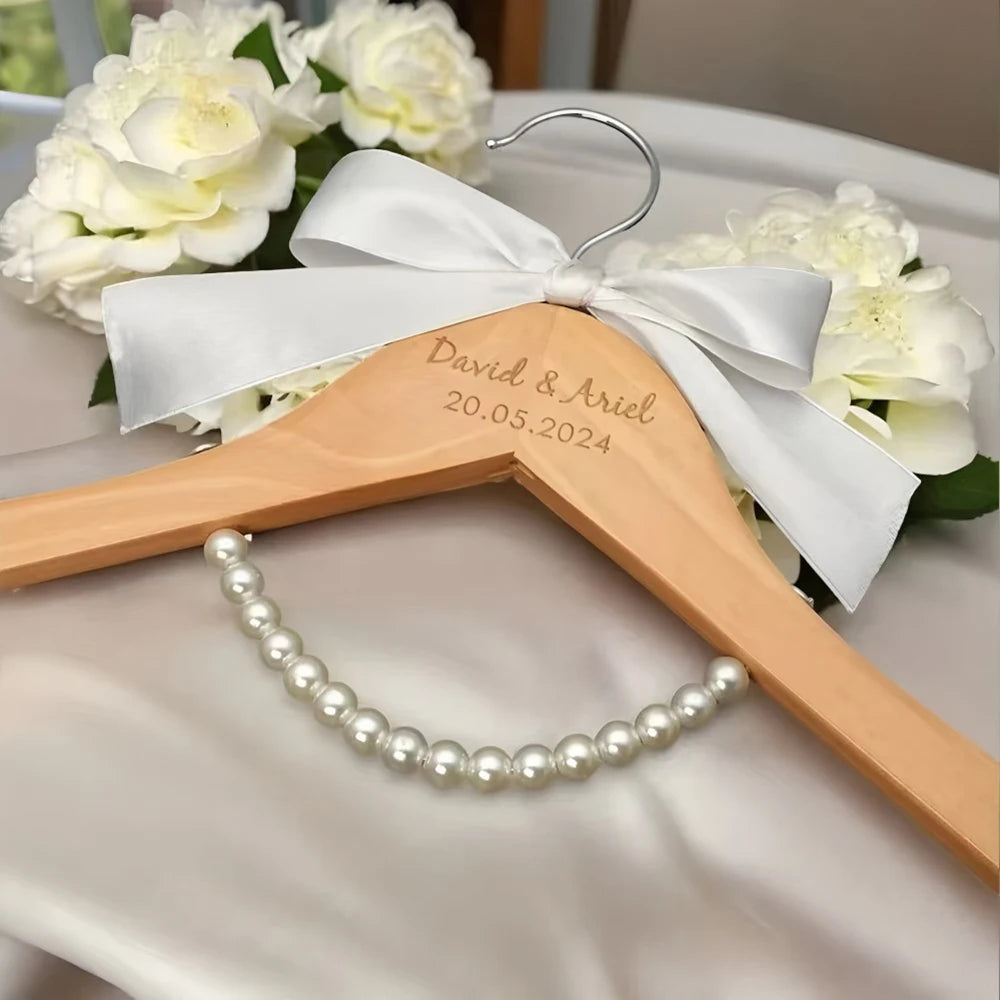 Cintre de mariée personnalisé en bois gravé