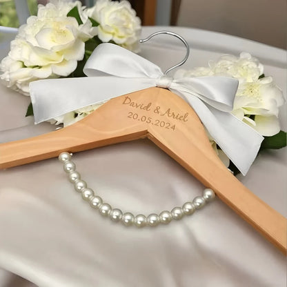 Cintre de mariée personnalisé en bois gravé
